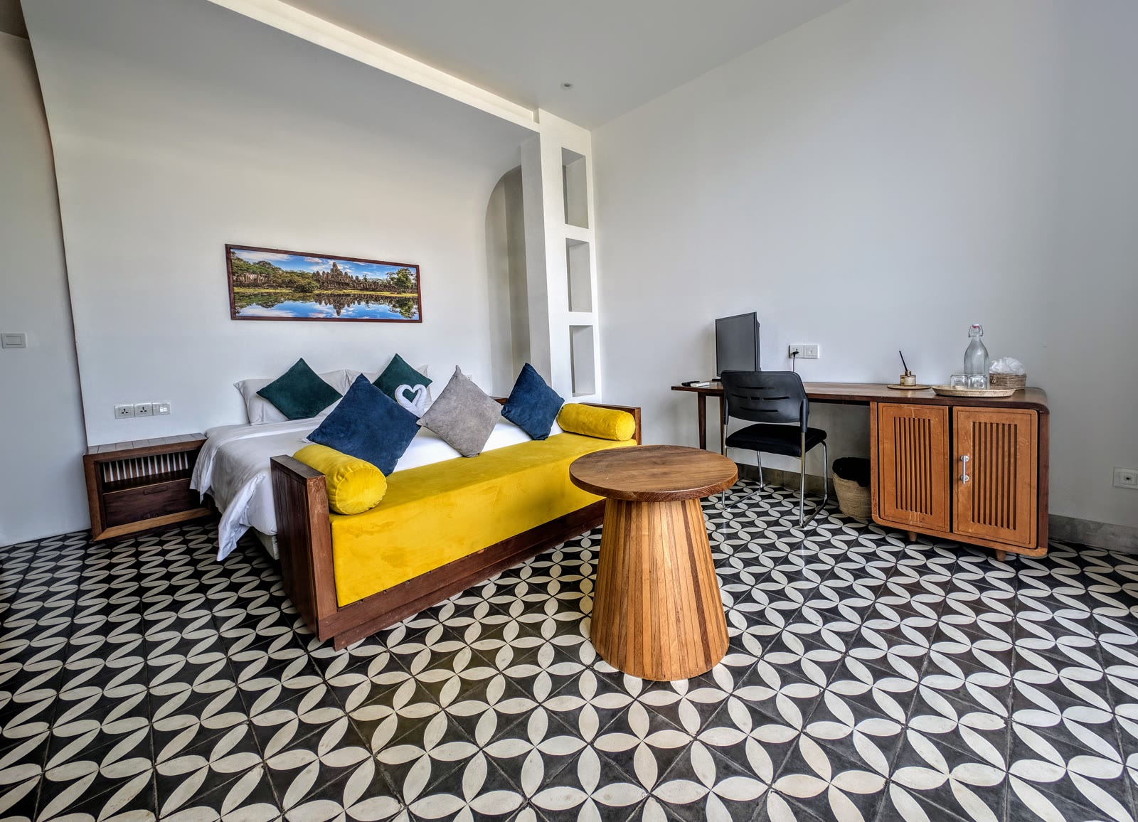 Comfort Room — 30 m² with king bed and balcony